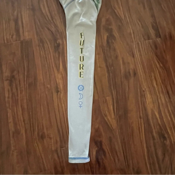 Urban Outfitters Floral Stargaze Clubhouse Long Sleeve Cropped Tee size small - Picture 10 of 12